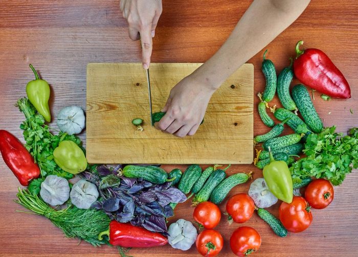 Woman mixing korean beet salad with mayonnaise - Creative Commons Bilder